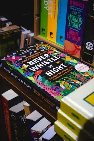 Imagen relacionada con el título: Narrador omnisciente: testigo imparcial en la literatura