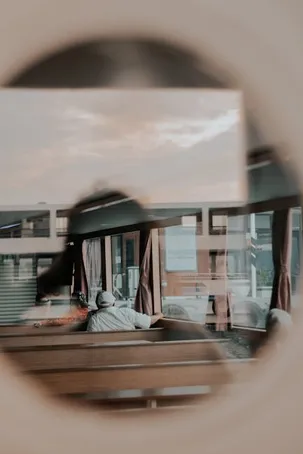 Imagen relacionada con el subtítulo h2: El arte de las esferas: un viaje a través de Azuara