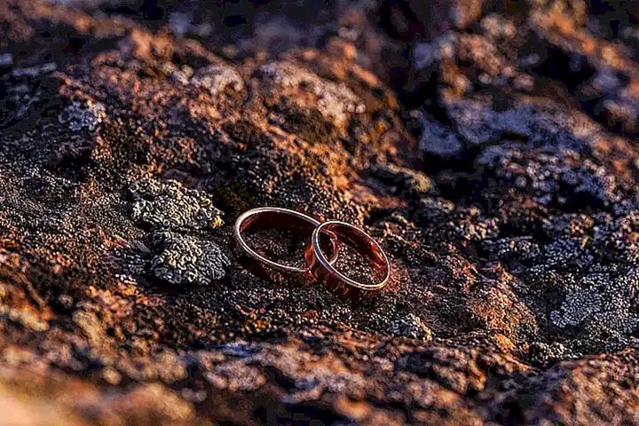 Soñar con anillos de oro y el amor